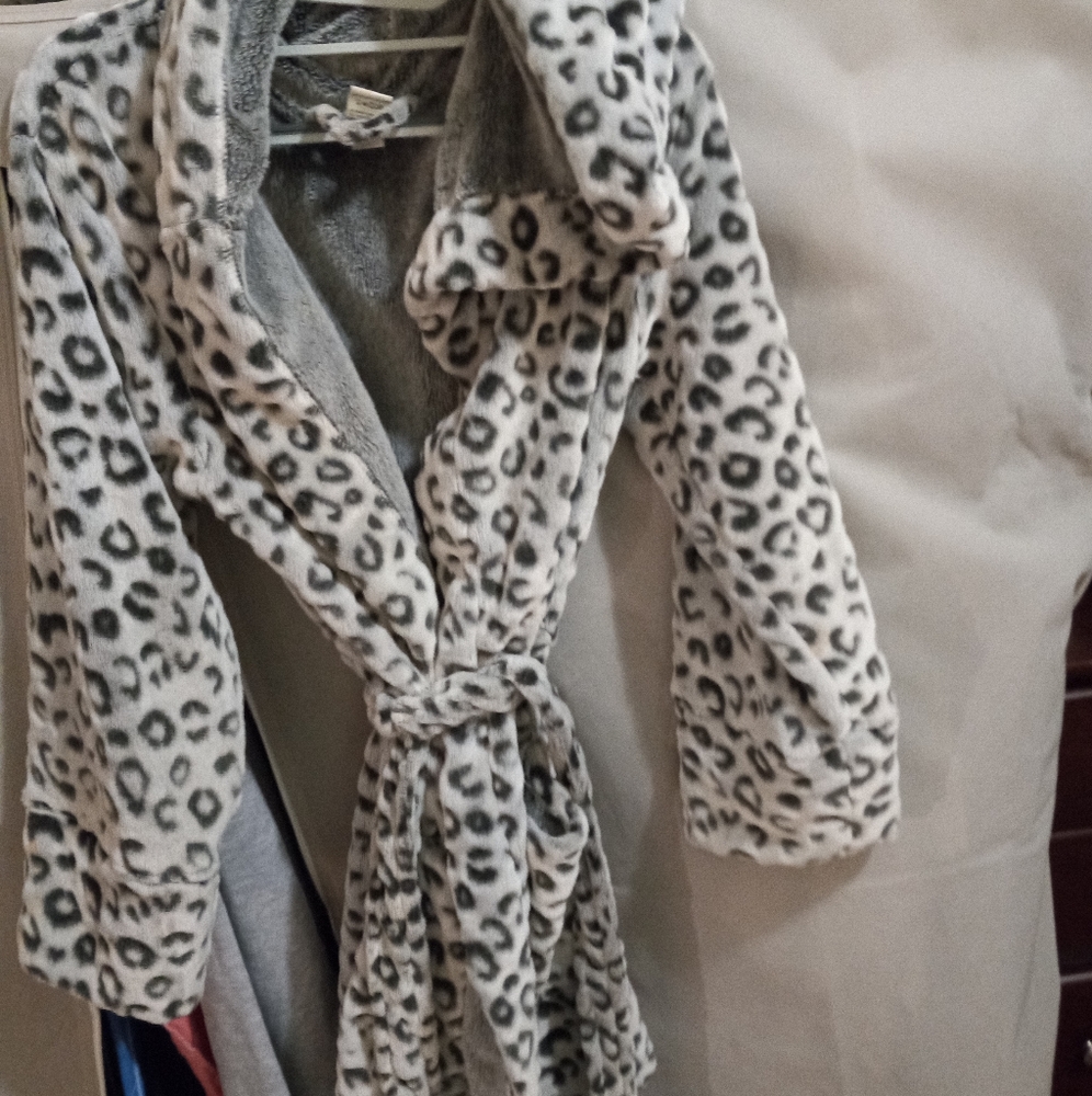 Victoria's Secret Pink Womans gray/ black leopard print robe